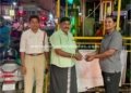 சாலையில் கிடந்த பணத்தை உரியவரிடம் ஒப்படைத்த காவலர்