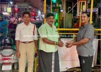 சாலையில் கிடந்த பணத்தை உரியவரிடம் ஒப்படைத்த காவலர்