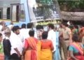 அதிகாரிகளுக்கு எதிராக பொதுமக்கள் போராட்டம்