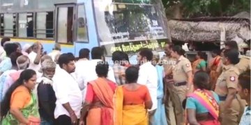 அதிகாரிகளுக்கு எதிராக பொதுமக்கள் போராட்டம்