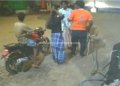 பெட்ரோல் பங்கில் அருகே கத்தி முனையில் பணம் பறிப்பு