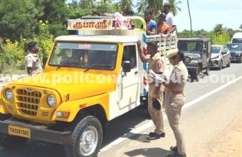 சோதனைச்சாவடியில் போலீசார் தீவிர வாகன சோதனை