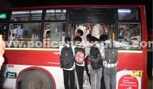 சோழவந்தானில் பேருந்துக்காக 2 மணி நேரம் காத்திருந்த மாணவர்கள்