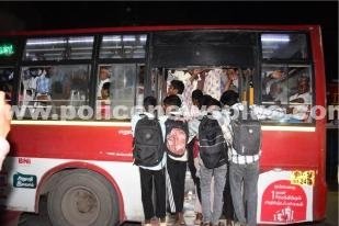 சோழவந்தானில் பேருந்துக்காக 2 மணி நேரம் காத்திருந்த மாணவர்கள்