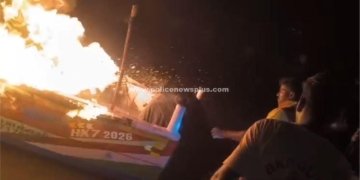 மின்னல் தாக்கி படகு மற்றும் இஞ்சின் எரிந்து நாசம்