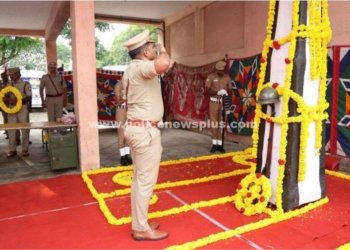 வீரமரணம் அடைந்த காவலர்களுக்கு மலர்வளையம் வைத்து மரியாதை