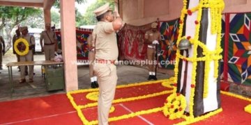 வீரமரணம் அடைந்த காவலர்களுக்கு மலர்வளையம் வைத்து மரியாதை