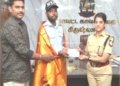 திருட்டு முயற்சியில் ஈடுபட்ட நபரை பிடித்த வாட்ச்மேனுக்கு எஸ்.பி. பாராட்டு