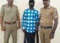 ஆயுதங்களுடன் புகைப்படங்களை பதிவிட்டு வாலிபர் கைது