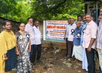 மதுரையில் ஆவண எழுத்தாளர்கள் கருப்பு பேட்ஜ் அணிந்து போராட்டம்