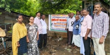மதுரையில் ஆவண எழுத்தாளர்கள் கருப்பு பேட்ஜ் அணிந்து போராட்டம்