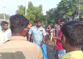 குப்பை லாரிகளைச் சிறைப் பிடித்து பொதுமக்கள் சாலை மறியல்