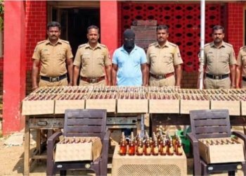 மதுபாட்டில்கள் வைத்திருந்த நபர் கைது