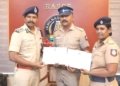 சிறப்பாக பணியாற்றிய 2 தலைமை காவலர்களுக்கு பாராட்டு