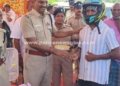 திண்டுக்கல்லில் ஹெல்மெட் வழங்கி விழிப்புணர்வு