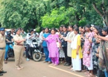சுற்றுலாப் பயணிகளுக்கு காவல்துறை விழிப்புணர்வு
