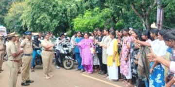 சுற்றுலாப் பயணிகளுக்கு காவல்துறை விழிப்புணர்வு